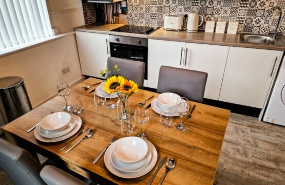 lodginet stays county luxe kitchen dinner 2