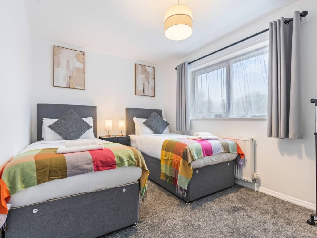 twin-single-bed-bedroom-serviced-accommodation-telford