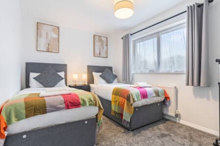 twin-single-bed-bedroom-serviced-accommodation-telford