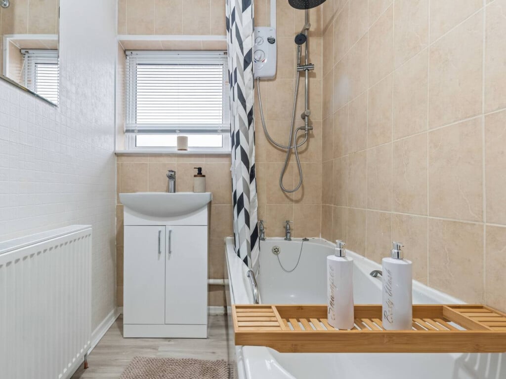 lodginet-serviced-house-clean-bathroom-telford