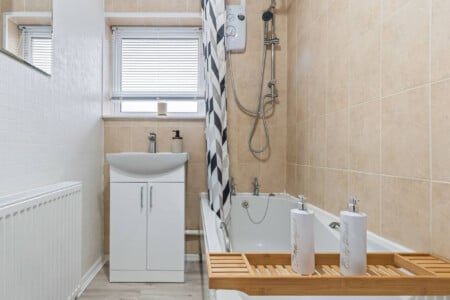 lodginet-serviced-house-clean-bathroom-telford