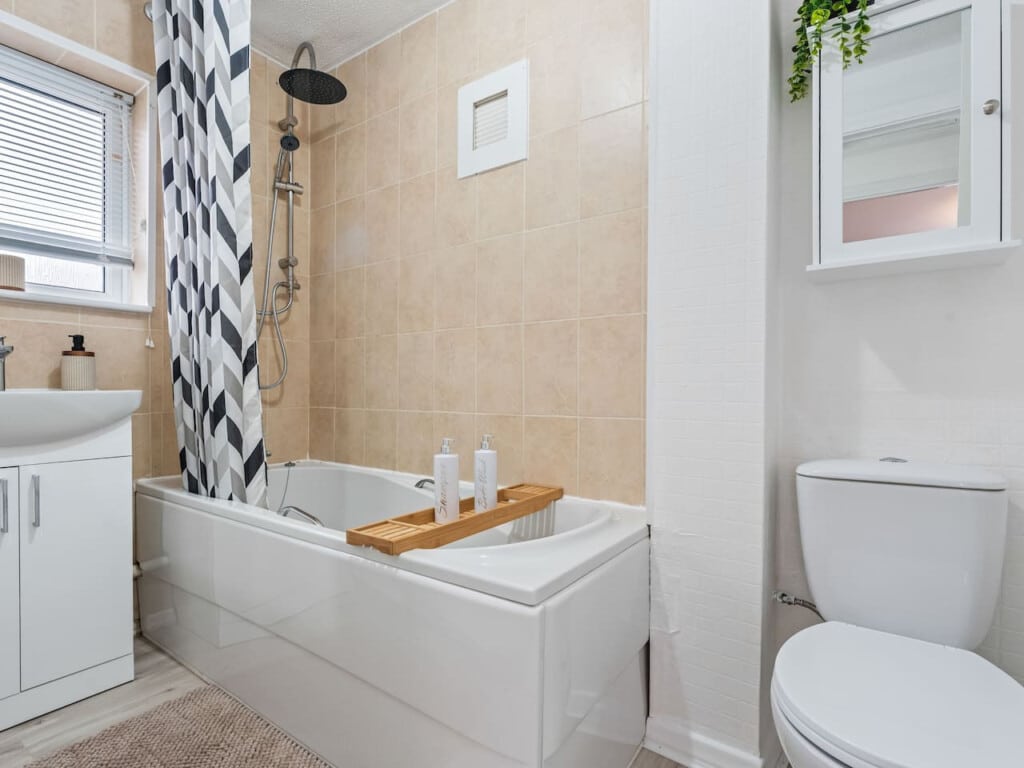 telford-centre-house-modern-bathroom-serviced-accommodation