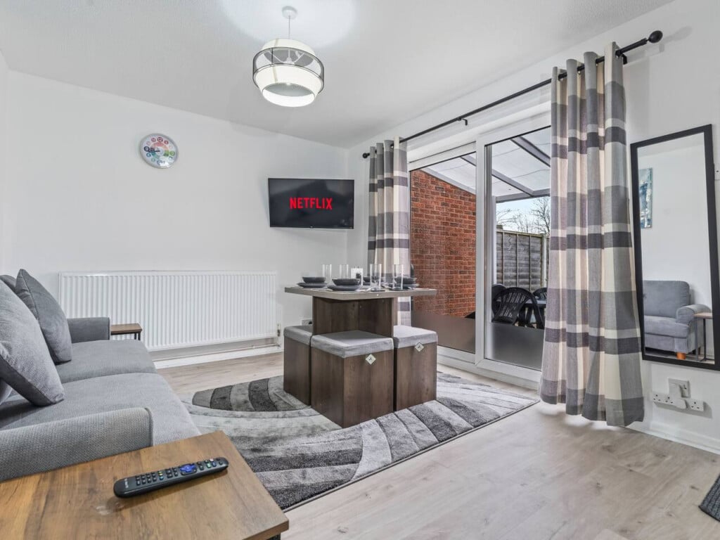 comfortable-living-room-business-stay-telford