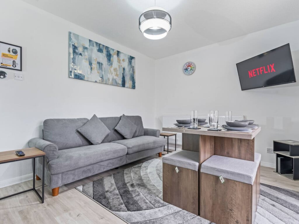 lodginet-telford-serviced-house-lounge-area