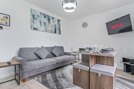 lodginet-telford-serviced-house-lounge-area