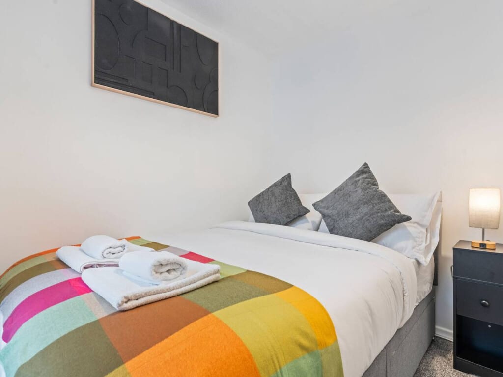 comfortable-double-bedroom-short-let-telford