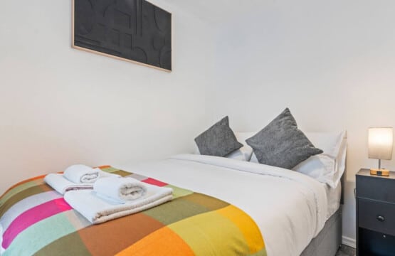 comfortable-double-bedroom-short-let-telford