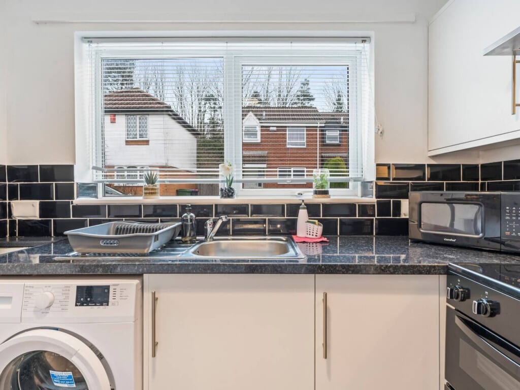 lodginet-serviced-house-kitchen-telford-short-let