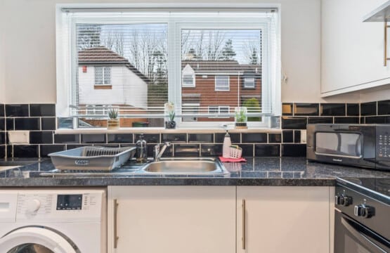 lodginet-serviced-house-kitchen-telford-short-let