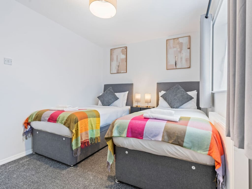 telford-centre-house-twin-bedroom-contractors