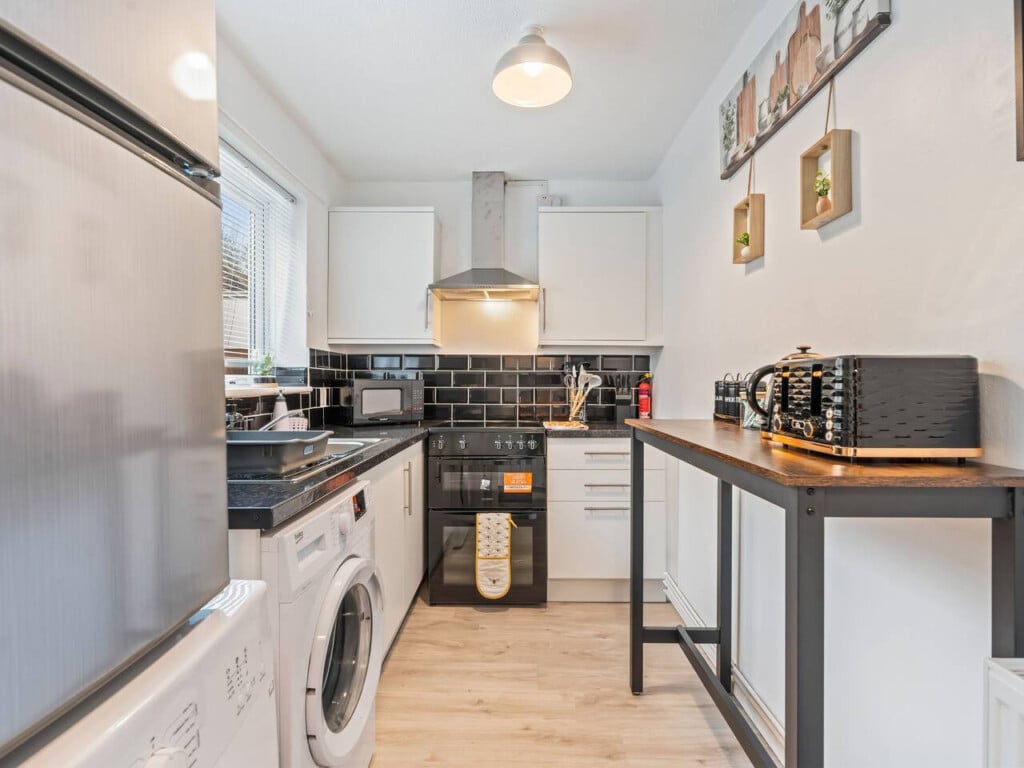 telford-centre-house-fully-equipped-kitchen-serviced-accommodation